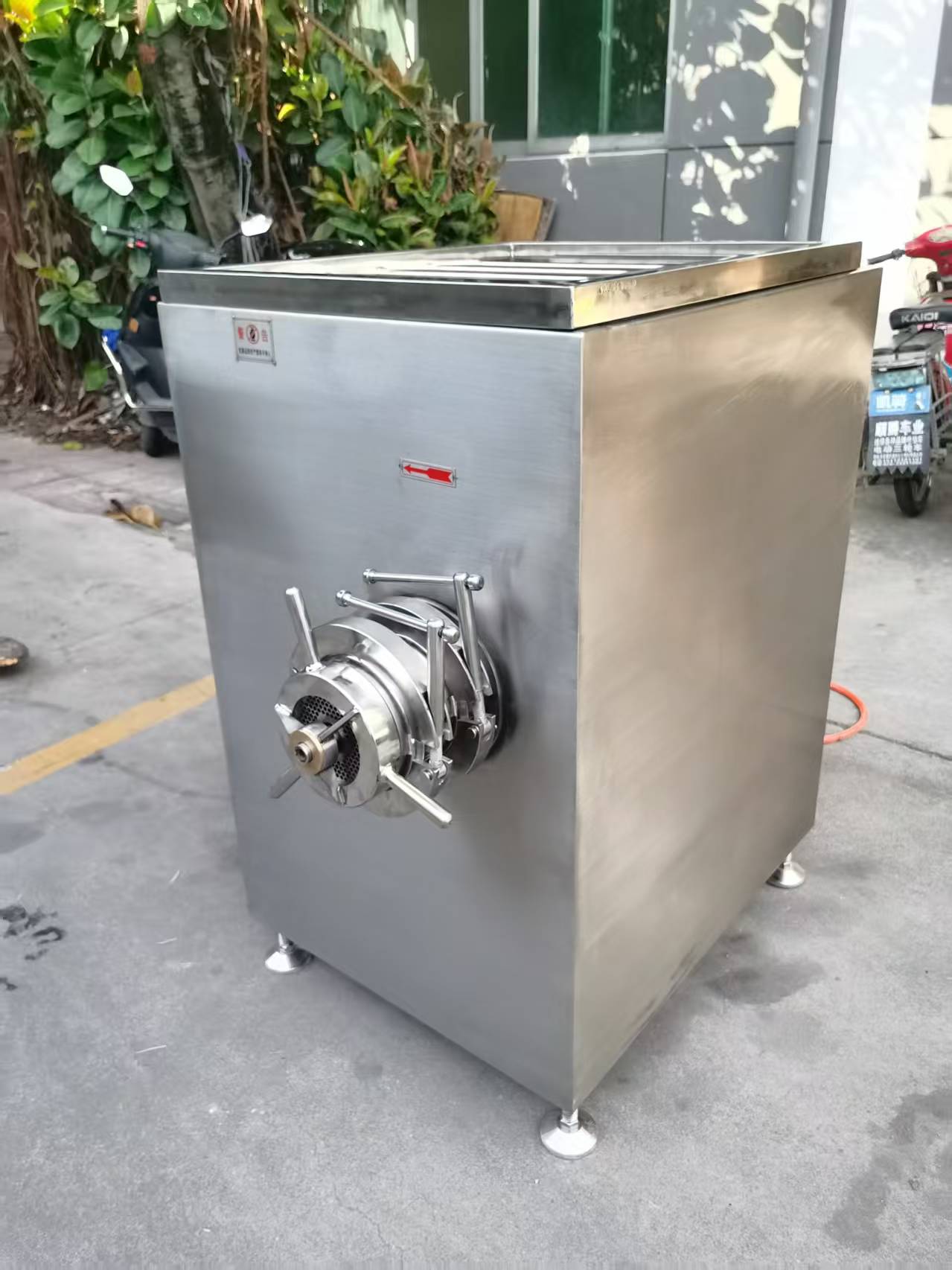 INDUSTRIAL MEAT GRINDER